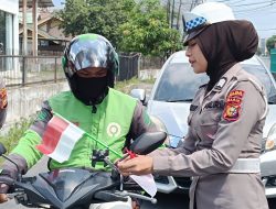 Gelorakan Semangat Kemerdekaan, Ditlantas Polda Riau dan Satlantas Jajaran Bagikan Bendera Merah Putih ke Pengendara