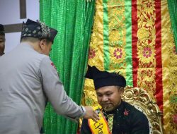 Kapolda Riau Hadiri Anugerah Gelar Kehormatan Adat Datuk Panglimo Sati Indragiri dari LAN Kuansing Kepada Gubernur Riau.