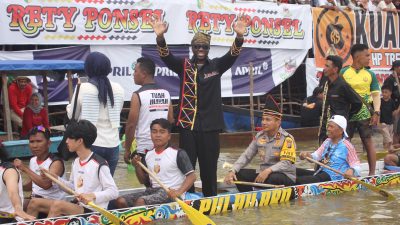 Melly Mike, Kapolda Riau dan Dikha Jajal Pacu Jalur