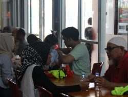 Melihat Suasana Kunjungan di Lapas Kelas IIA Pekanbaru, WBP dan Pengunjung Saling Melepas Rindu