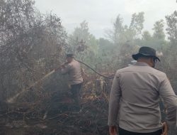 “Kapolres Kampar ‘Turun Tangan’ Dinginkan Lahan Bekas Karhutla Dekat Perumahan Warga, Pastikan Aman!”