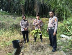 “Polsek Tapung Hilir ‘Menghijaukan’ Lingkungan di Hari Pohon Nasional, Kapolres: ‘Lestarikan Alam, Wariskan ke Generasi Penerus!’ “
