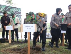 Kapolda riau bersama Polresta Pekanbaru lakukan Penanaman 21.000 Pohon & Tebar 21.000 Bibit Ikan di Danau Buatan Rumbai