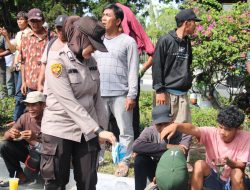 POLWAN POLRESTA PEKANBARU BERIKAN PERHATIAN HUMANIS KEPADA MASYARAKAT YANG MELAKUKAN AKSI UNJUK RASA