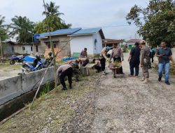 Kapolsek Bersama Upika Tapung Hilir dan Masyarakat Laksanakan Goro Antisipasi Banjir di Desa Kotagaro