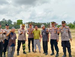 Polsek Kampar Kiri dan Ninik Mamak Bersinergi Tanam Pohon Hijaukan Lingkungan