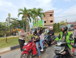 Berkah Ramadhan 1447 H, Polsek Bukitraya gandeng komunitas Ayskar Theking dan Club motor XTC Marpoyan peduli sesama Bagi takjil di Simpang 3