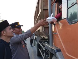 Polsek Kampar dan Bhayangkari Gelar Aksi Berbagi Takjil di Jalan Raya, Bangun Kehangatan Ramadhan dan Sinergi Bersama Masyarakat