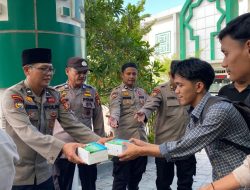 Polda Riau ” di Kampus, Bagi-bagi Takjil ke Mahasiswa