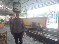 Jaga Keselamatan Wisatawan, Bhabinkamtibmas Tapung Hilir Ingatkan Pengunjung Kolam Berenang “Hayu Nirmala”