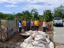 “POLISI CINTA PETANI” BERI BANTUAN PUPUK UNTUK BUMDES SENDAYAN, DUKUNG KETAHANAN PANGAN DESA KAMPAR UTARA