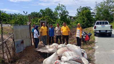 “POLISI CINTA PETANI” BERI BANTUAN PUPUK UNTUK BUMDES SENDAYAN, DUKUNG KETAHANAN PANGAN DESA KAMPAR UTARA