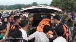 POLSEK KAMPAR HADIR DI TENGAH DUKA, KORBAN HANYUT DI SUNGAI KAMPAR DITEMUKAN PUKUL 18.08 WIB