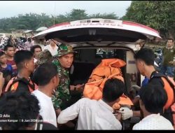 POLSEK KAMPAR HADIR DI TENGAH DUKA, KORBAN HANYUT DI SUNGAI KAMPAR DITEMUKAN PUKUL 18.08 WIB