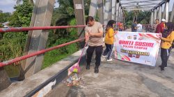 “HUT BHAYANGKARA KE-80 MERIAHKAN – LINTAS SEKTOR GELAR GOTONG ROYONG DI JEMBATAN LIMA’U MANIS, HUBUNGKAN KECAMATAN KAMPAR DAN KAMPAR UTARA”