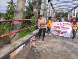 “HUT BHAYANGKARA KE-80 MERIAHKAN – LINTAS SEKTOR GELAR GOTONG ROYONG DI JEMBATAN LIMA’U MANIS, HUBUNGKAN KECAMATAN KAMPAR DAN KAMPAR UTARA”