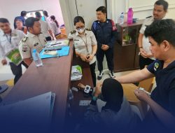 Utamakan Pelayanan, Klinik Lapas Bersama Ka.KPLP Tangani Pengunjung Yang Alami Gangguan Kesehatan